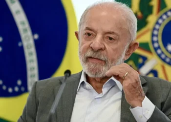 Lula diz que PL de Flávio Bolsonaro quer atrapalhar votação do fim da escala 6x1