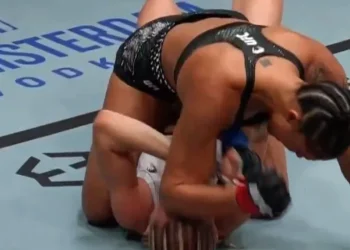 Mais jovem do UFC, brasileira deixa buraco na testa de russa; vídeo