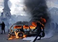 Manifestantes provocam incêndios e danificam edifícios em cidades francesas