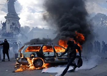 Manifestantes provocam incêndios e danificam edifícios em cidades francesas