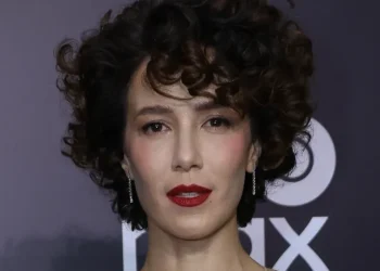Marjorie Estiano conta detalhes do começo do namoro nos bastidores de