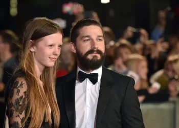 Mia Goth pede divórcio de Shia LaBeouf após polêmicas do ator
