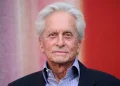 Michael Douglas diz que, em briga, mandou Julia Roberts enfiar o Globo de Ouro