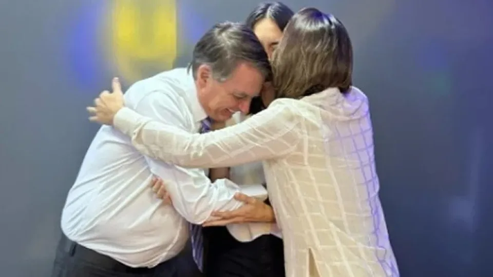 Michelle Bolsonaro celebra 16 anos da filha Laura: