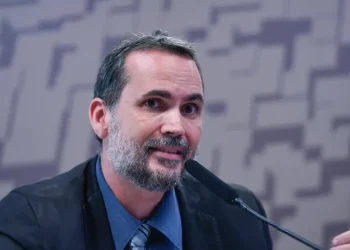 Ministro diz que Lula fará ajuste das contas em 4 anos e vê