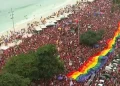 Multidão ocupa sete quarteirões de Copacabana em ato pró-Lula