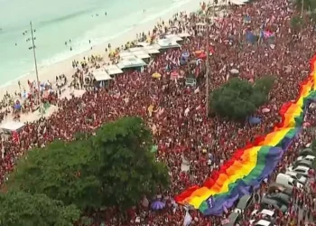 Multidão ocupa sete quarteirões de Copacabana em ato pró-Lula