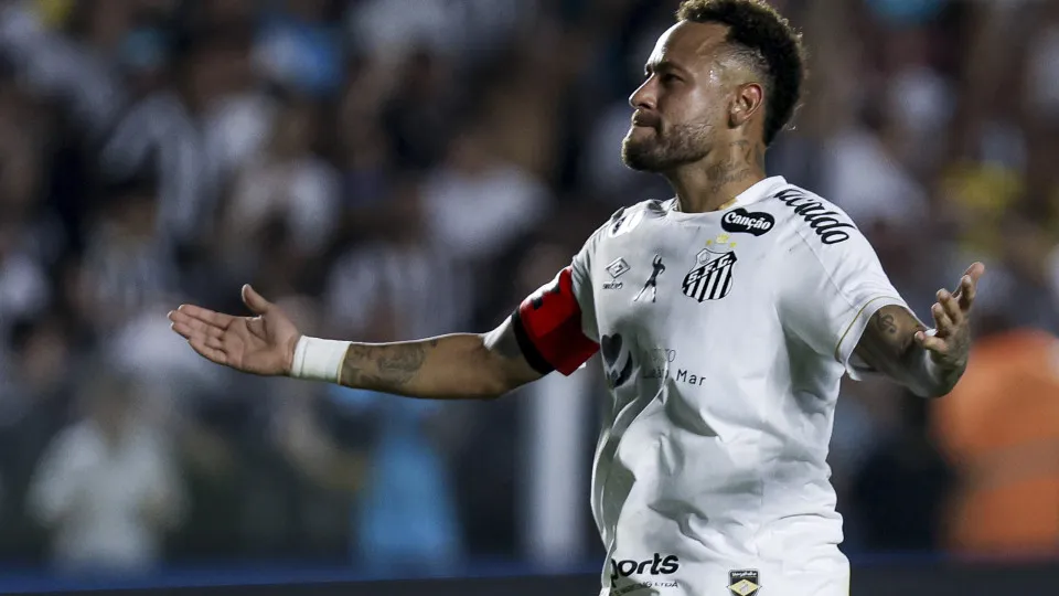 Neymar é exaltado por jornal após gols em Santos x Flamengo: