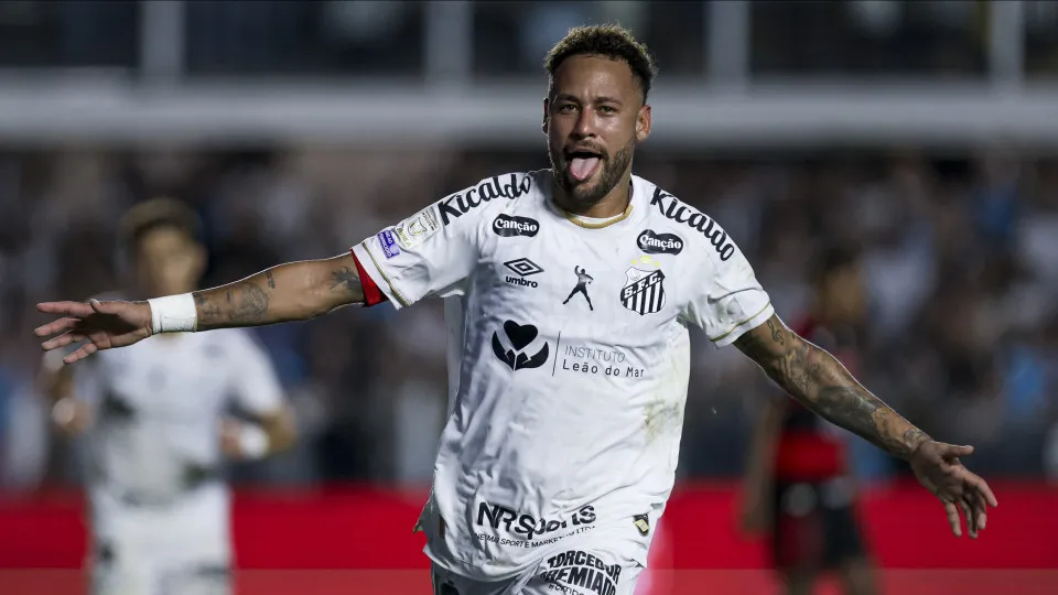 Neymar marca duas vezes, Flamengo tropeça e Palmeiras encosta no lídeo