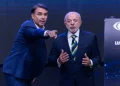 No debate, Flávio adota estratégia de se posicionar e fazer negações ao fundo de falas de Lula, que se irrita