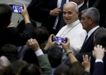 Papa Leão XIV tem noite tranquila após cirurgia para retirada de tumor, diz Vaticano