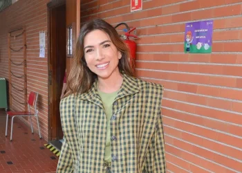 Patricia Abravanel aparece sem aliança em vídeo de bastidores do Show do Milhão