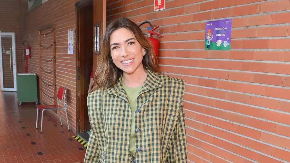 Patricia Abravanel aparece sem aliança em vídeo de bastidores do Show do Milhão