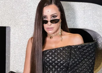 'Quem adota também é adotado', diz Sabrina Sato, que comanda programa sobre cães resgatados