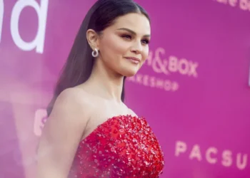 Selena Gomez diz que uso de cigarro eletrônico mudou sua voz; veja