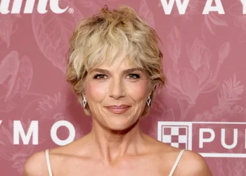 Selma Blair é detida, hospitalizada e acusada de agressões após voo