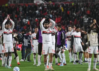 Sem acertar um chute ao gol, Flamengo segura Estudiantes e leva decisão para o Maracanã