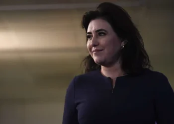 Simone Tebet vota em colégio de SP e diz ver eleição menos truculenta