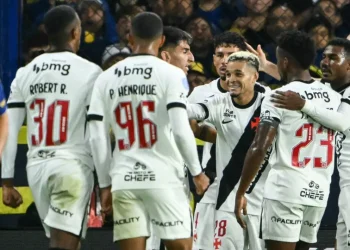 Vasco defende vantagem contra o Boca em Maracanã lotado para voltar a uma final após 26 anos