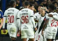 Vasco marca com Adson, se segura após expulsão e vence Boca na Bombonera