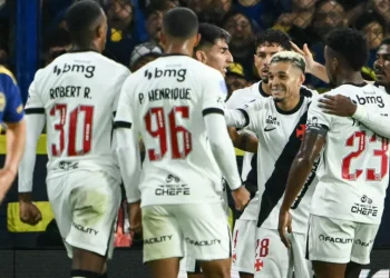 Vasco marca com Adson, se segura após expulsão e vence Boca na Bombonera