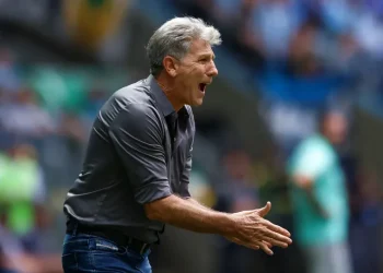 Violência doméstica? Renato Gaúcho defende auxiliar:
