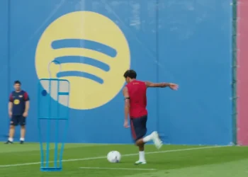 Yamal dá passe de trivela e Adeyemi marca golaço em treino do Barcelona